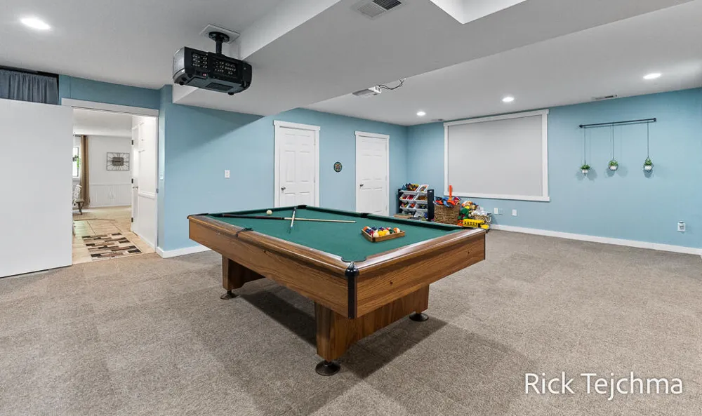 10345 Red Oak Ridge Howard City, MI 49329