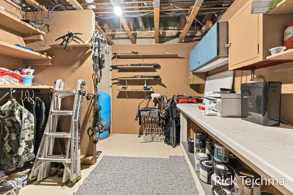 10345 Red Oak Ridge Howard City, MI 49329