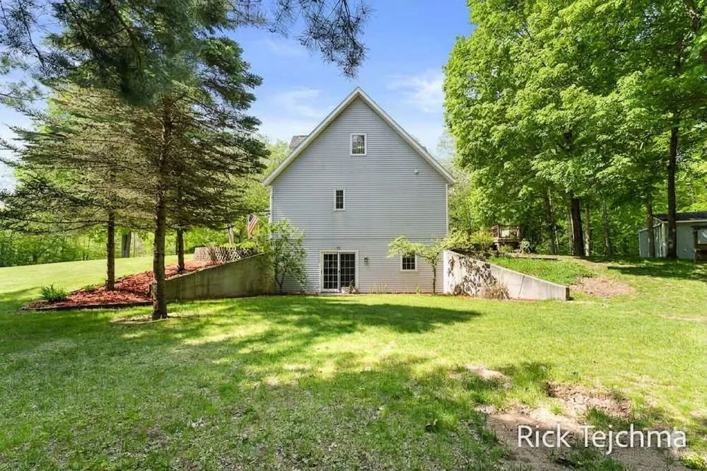 10345 Red Oak Ridge Howard City, MI 49329