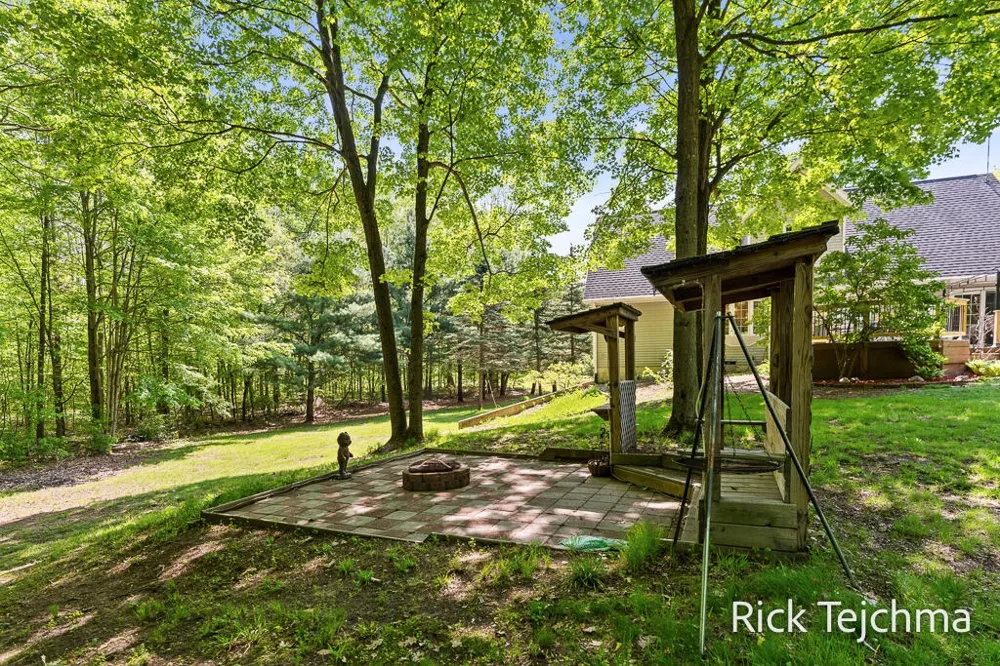 10345 Red Oak Ridge Howard City, MI 49329