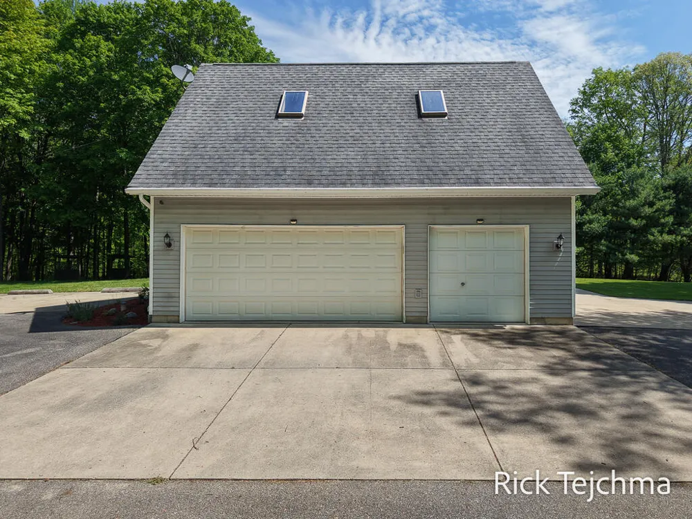 10345 Red Oak Ridge Reynolds Township, MI 49329