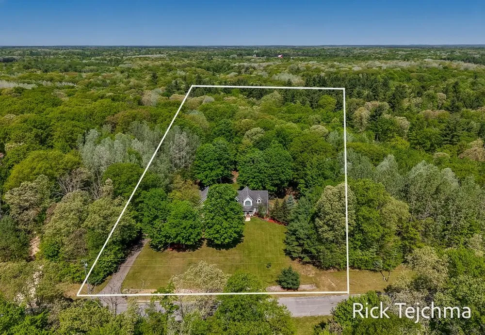 10345 Red Oak Ridge Reynolds Township, MI 49329