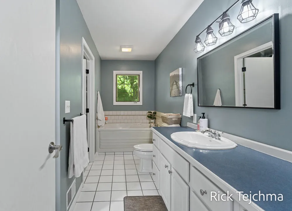 10345 Red Oak Ridge Reynolds Township, MI 49329
