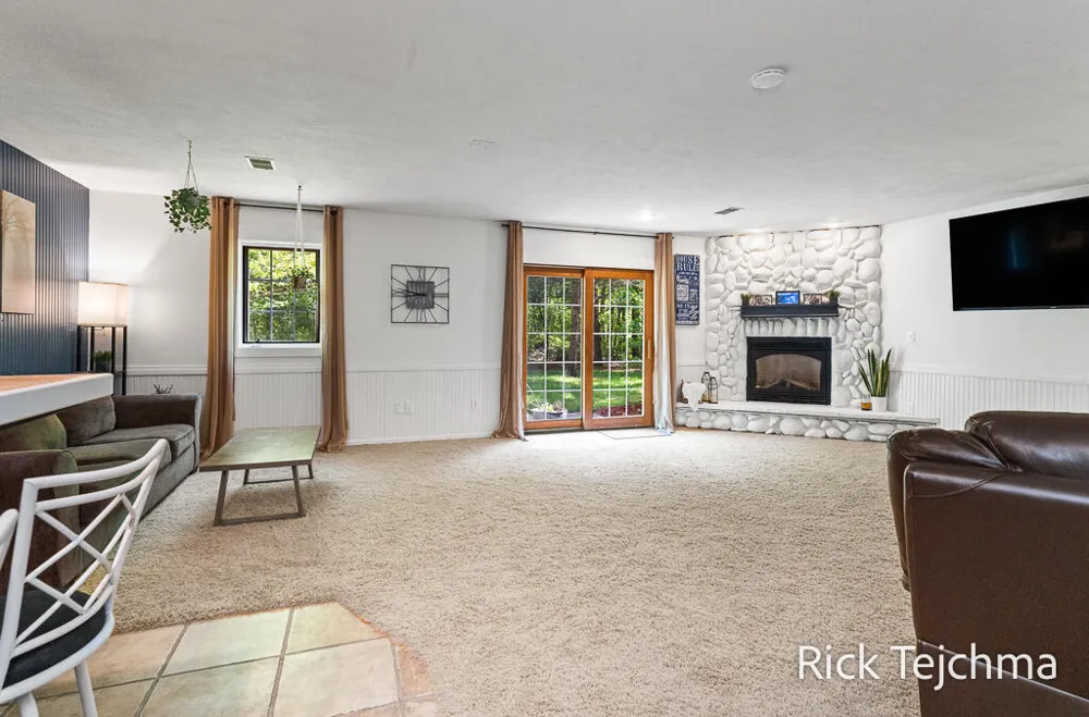 10345 Red Oak Ridge Reynolds Township, MI 49329