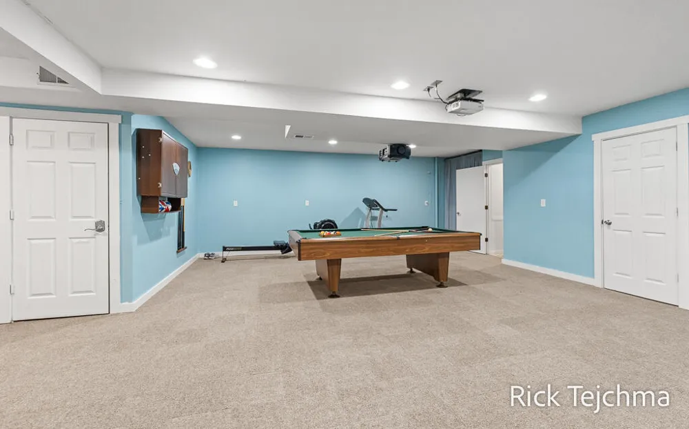 10345 Red Oak Ridge Reynolds Township, MI 49329