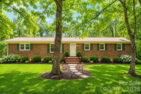211 Lakeview Road