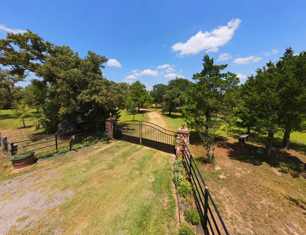 1071 Blacksmith Farm Lane Weimar, TX 78962