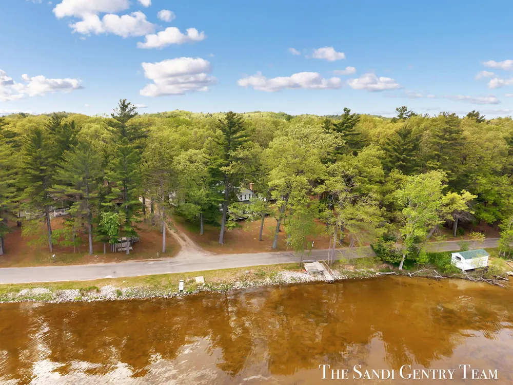 6633 Bass Lake Boulevard Pentwater, MI 49449
