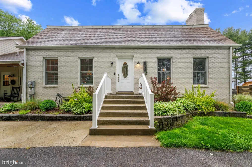 8730 MAPLEVILLE Mount Airy, MD 21771