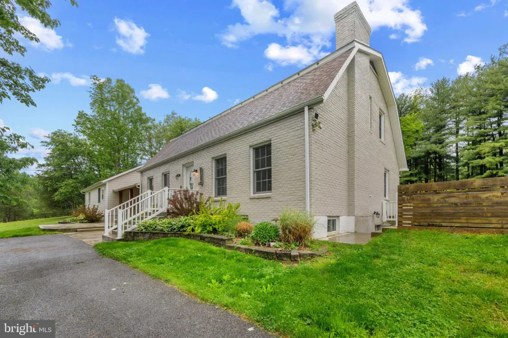 8730 MAPLEVILLE Mount Airy, MD 21771