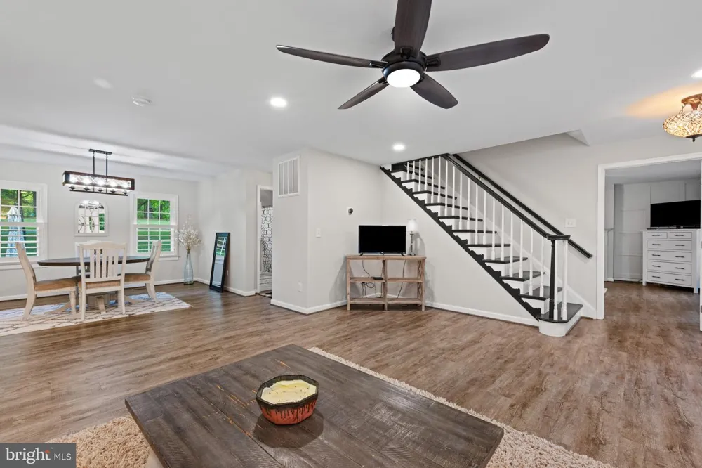 8730 MAPLEVILLE Mount Airy, MD 21771