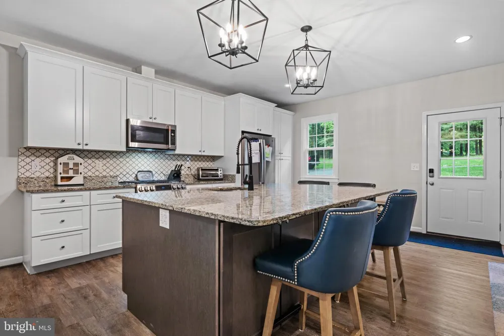 8730 MAPLEVILLE Mount Airy, MD 21771