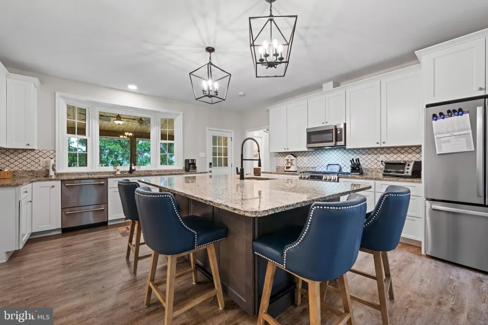 8730 MAPLEVILLE Mount Airy, MD 21771