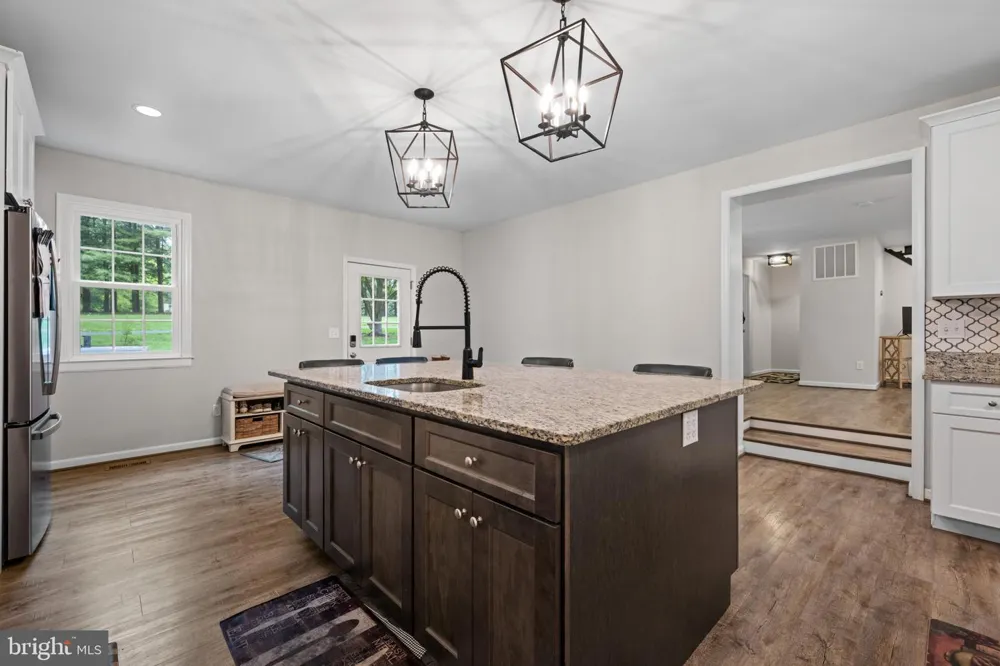8730 MAPLEVILLE Mount Airy, MD 21771