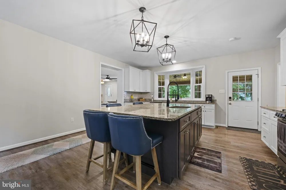 8730 MAPLEVILLE Mount Airy, MD 21771
