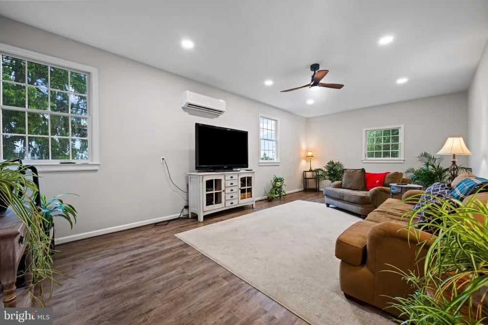 8730 MAPLEVILLE Mount Airy, MD 21771