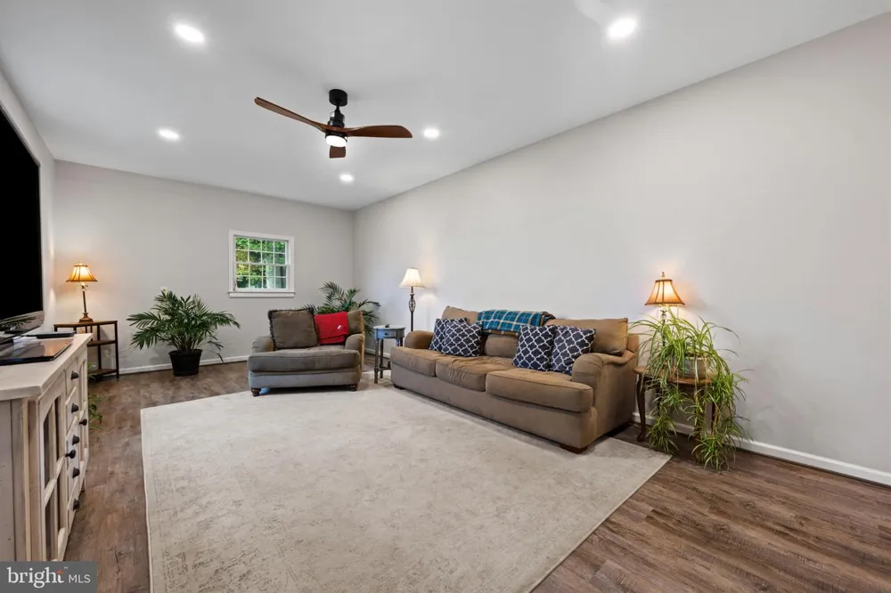 8730 MAPLEVILLE Mount Airy, MD 21771