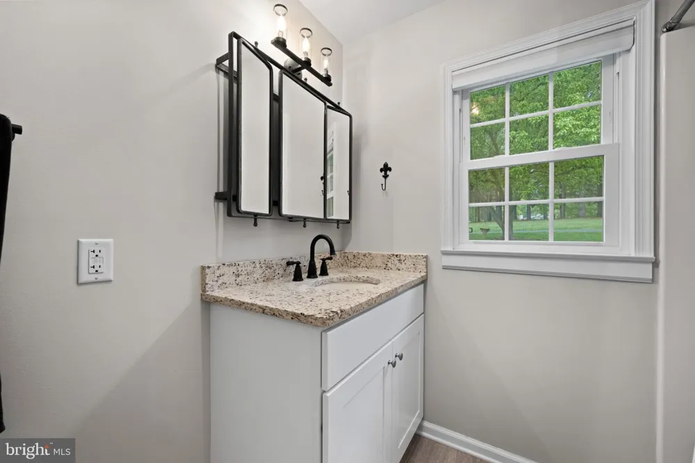 8730 MAPLEVILLE Mount Airy, MD 21771