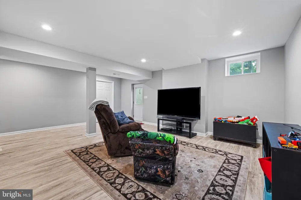 8730 MAPLEVILLE Mount Airy, MD 21771