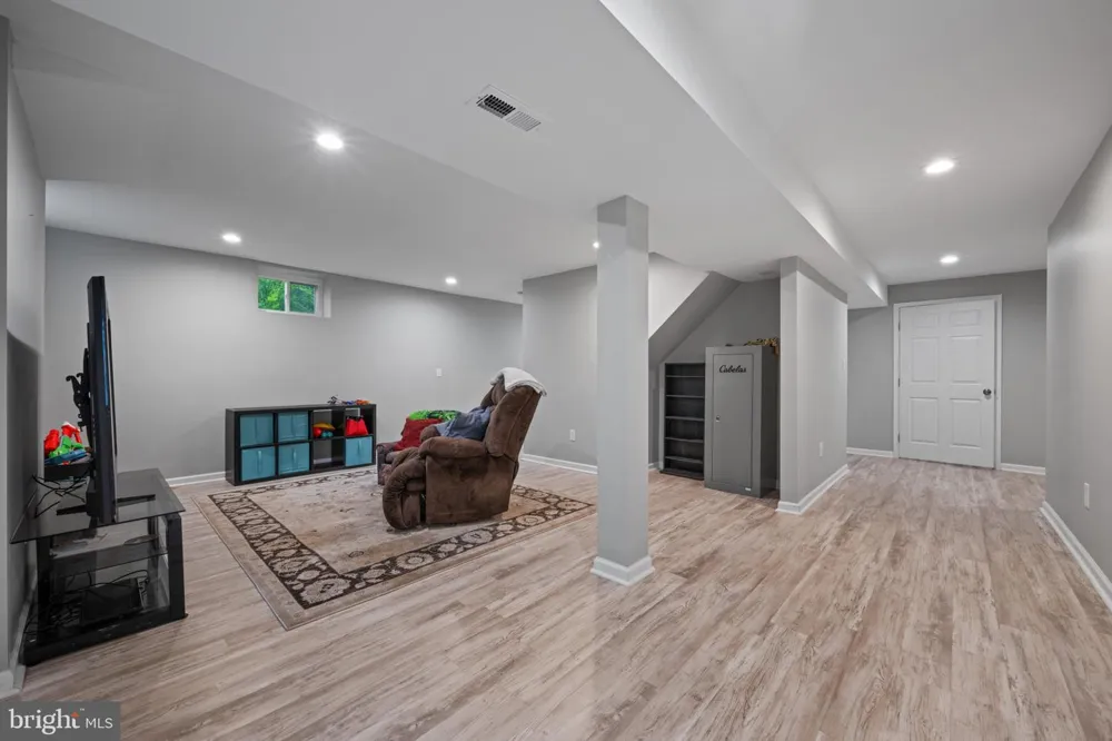 8730 MAPLEVILLE Mount Airy, MD 21771