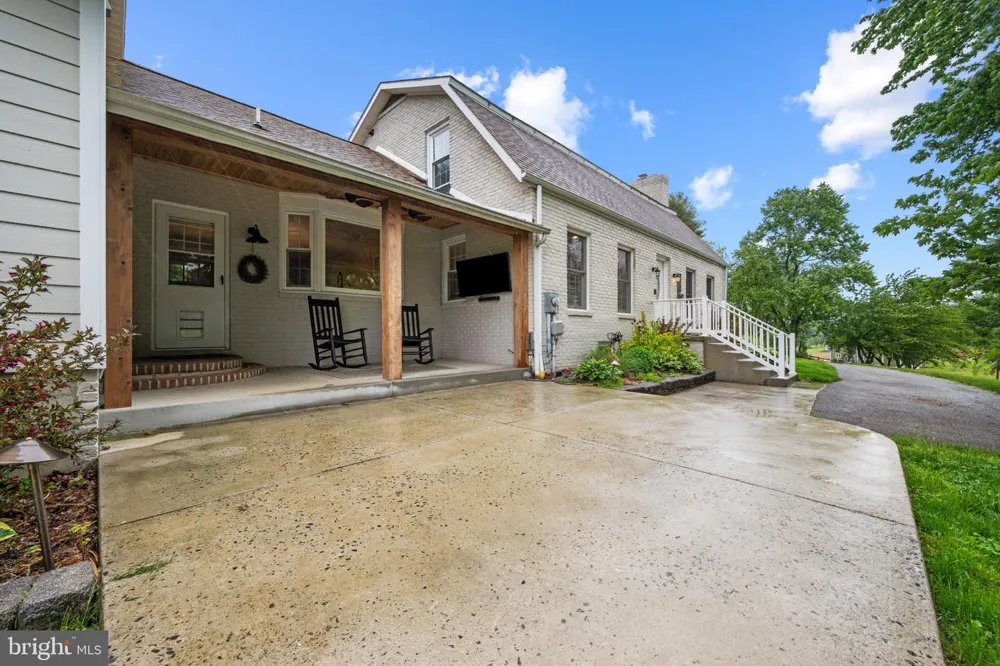 8730 MAPLEVILLE Mount Airy, MD 21771