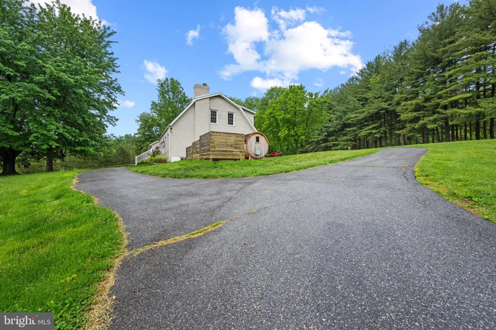 8730 MAPLEVILLE Mount Airy, MD 21771