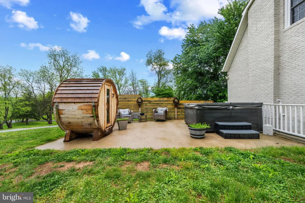 8730 MAPLEVILLE Mount Airy, MD 21771