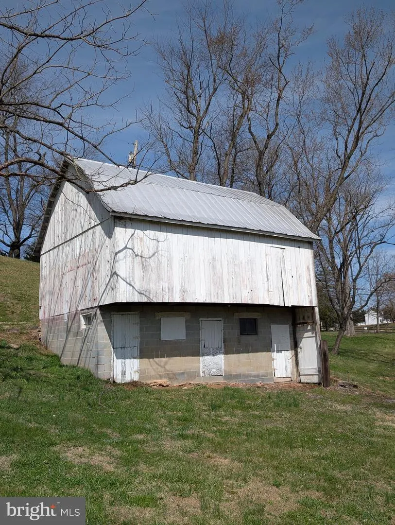 8730 MAPLEVILLE Mount Airy, MD 21771