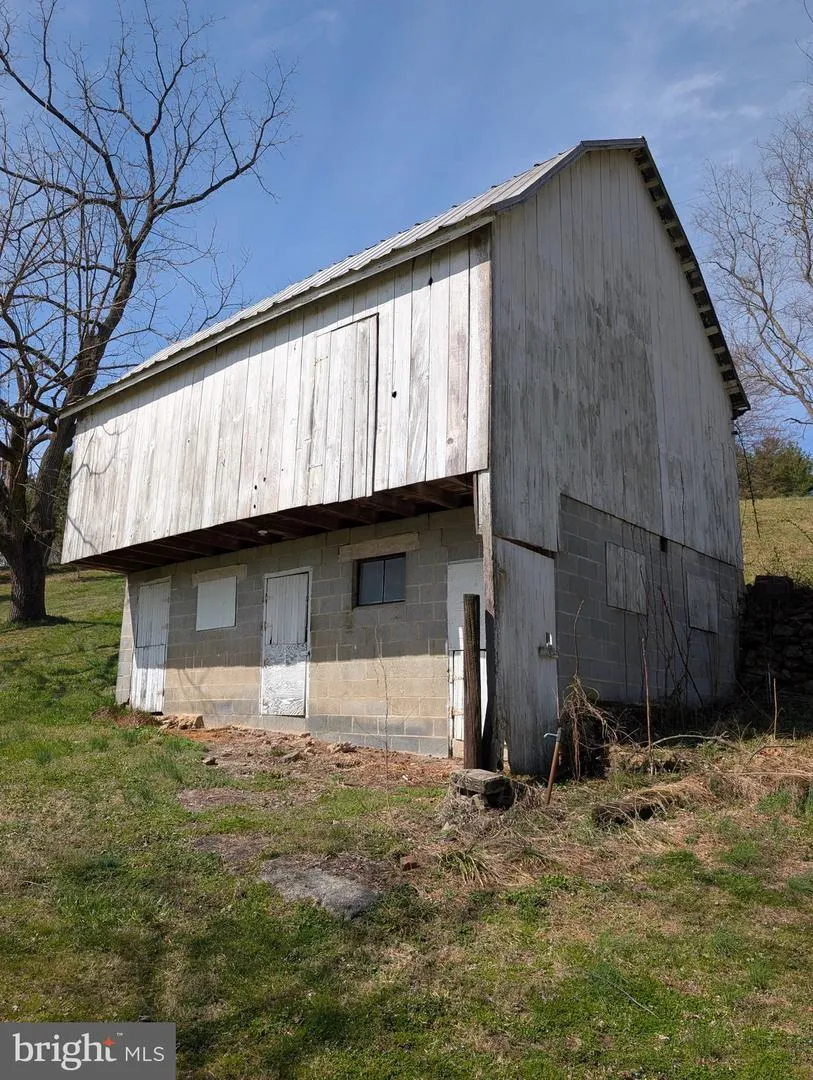 8730 MAPLEVILLE Mount Airy, MD 21771
