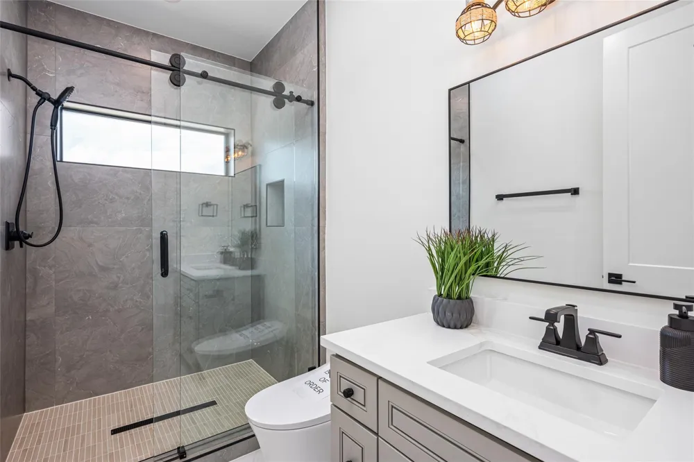 631 Rolling Oaks Stafford, TX 77477