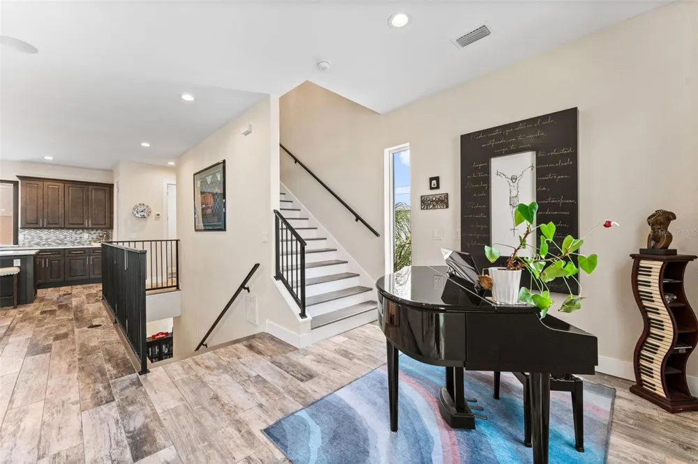 4910 W MCELROY AVENUE #6 Tampa, FL 33611