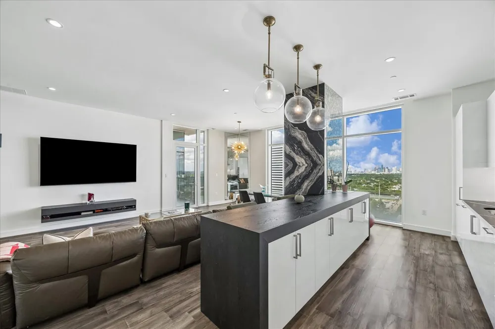 4521 San Felipe Street #2102 Houston, TX 77027