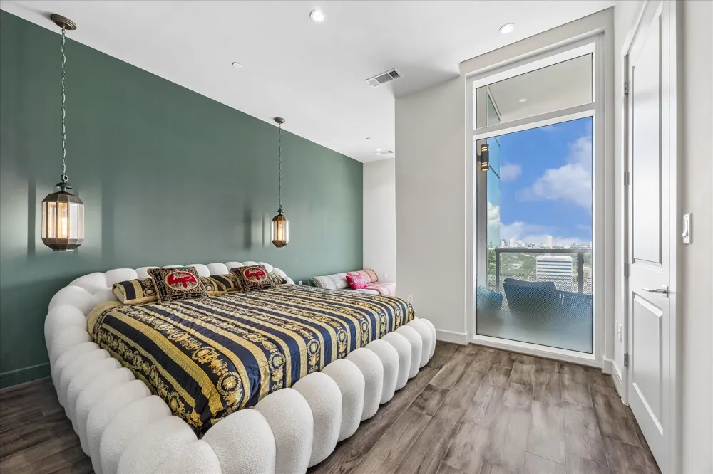 4521 San Felipe Street #2102 Houston, TX 77027