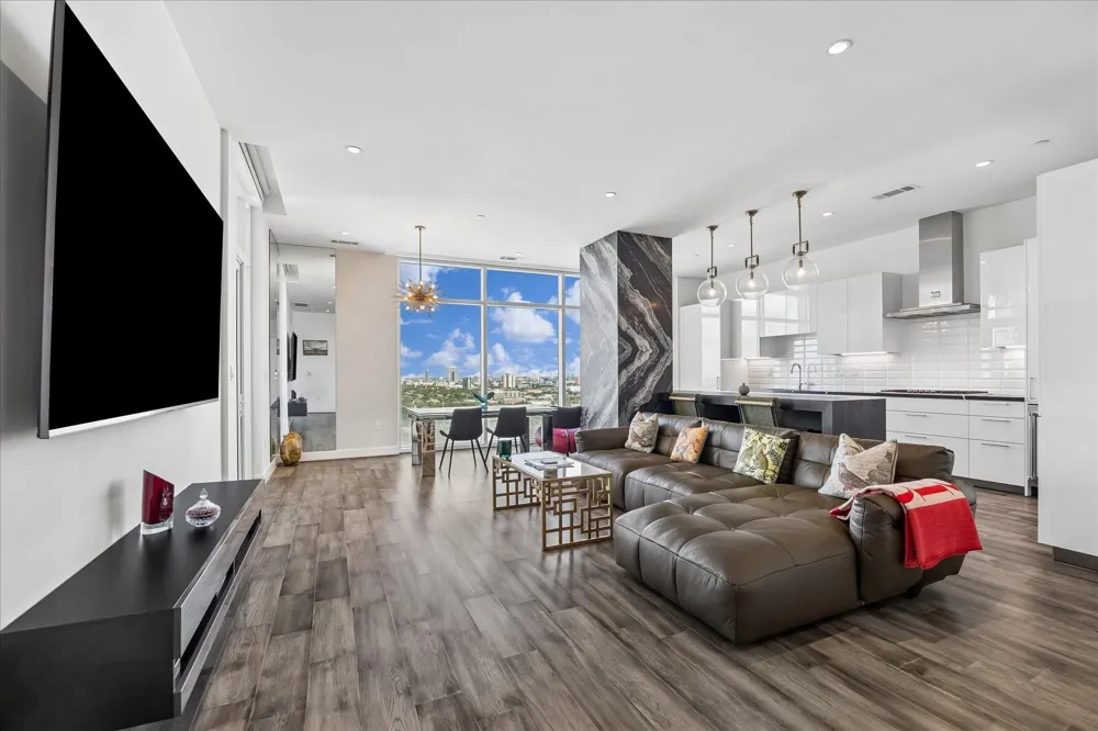 4521 San Felipe Street #2102 Houston, TX 77027