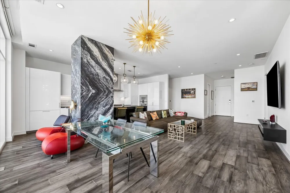 4521 San Felipe Street #2102 Houston, TX 77027