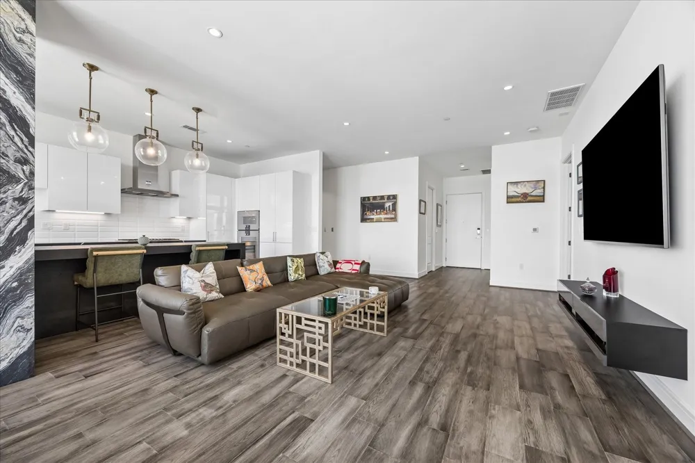 4521 San Felipe Street #2102 Houston, TX 77027