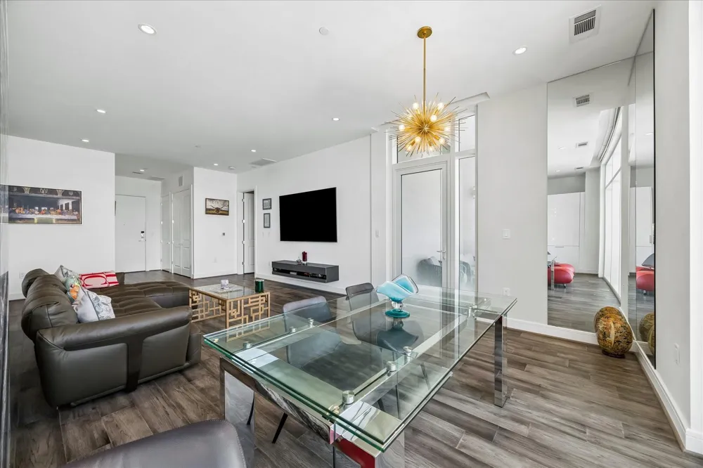 4521 San Felipe Street #2102 Houston, TX 77027