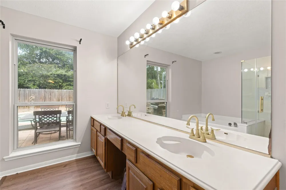 4134 Lakepointe Forest Drive Seabrook, TX 77586