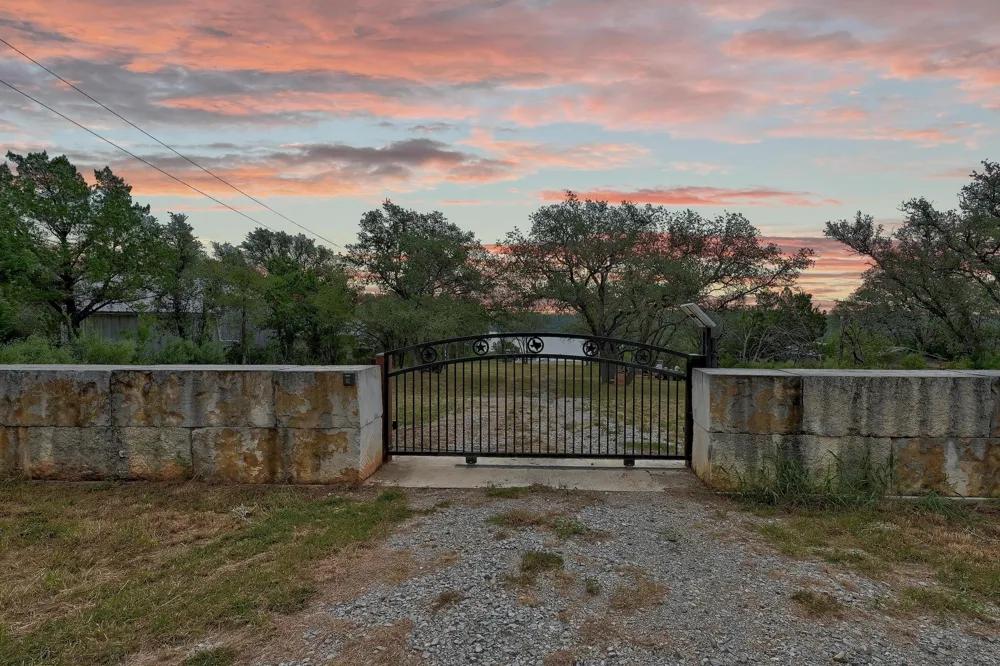 303 Lake View Drive Spicewood, TX 78669