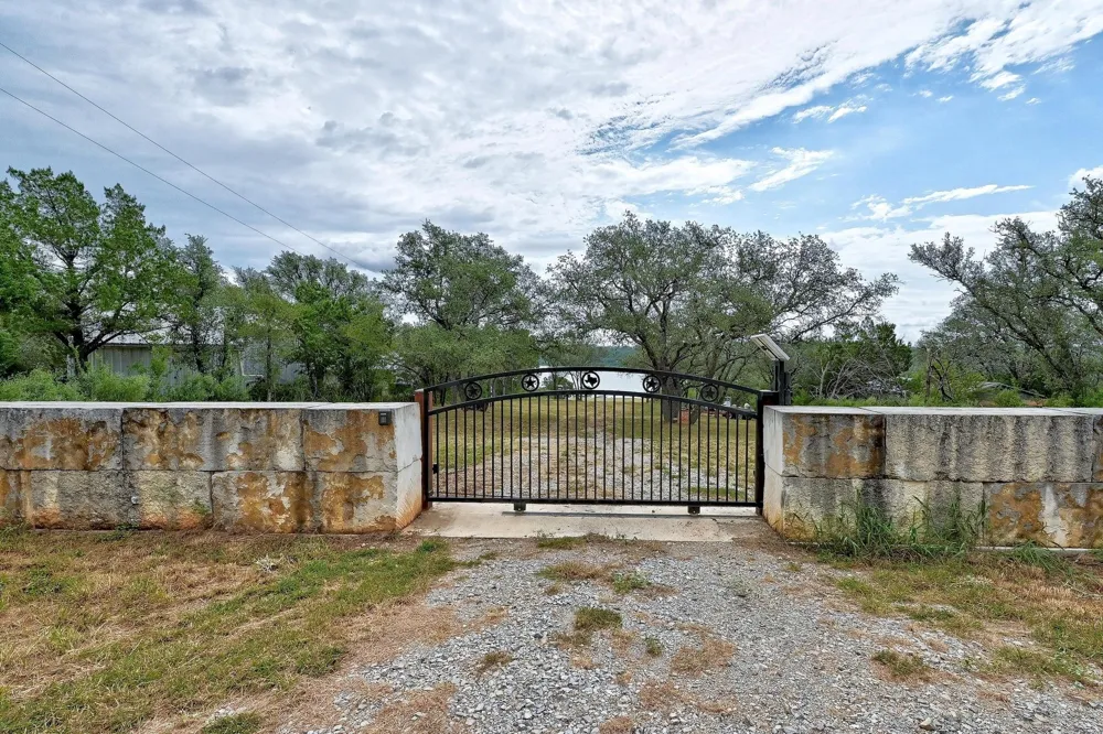 303 Lake View Drive Spicewood, TX 78669