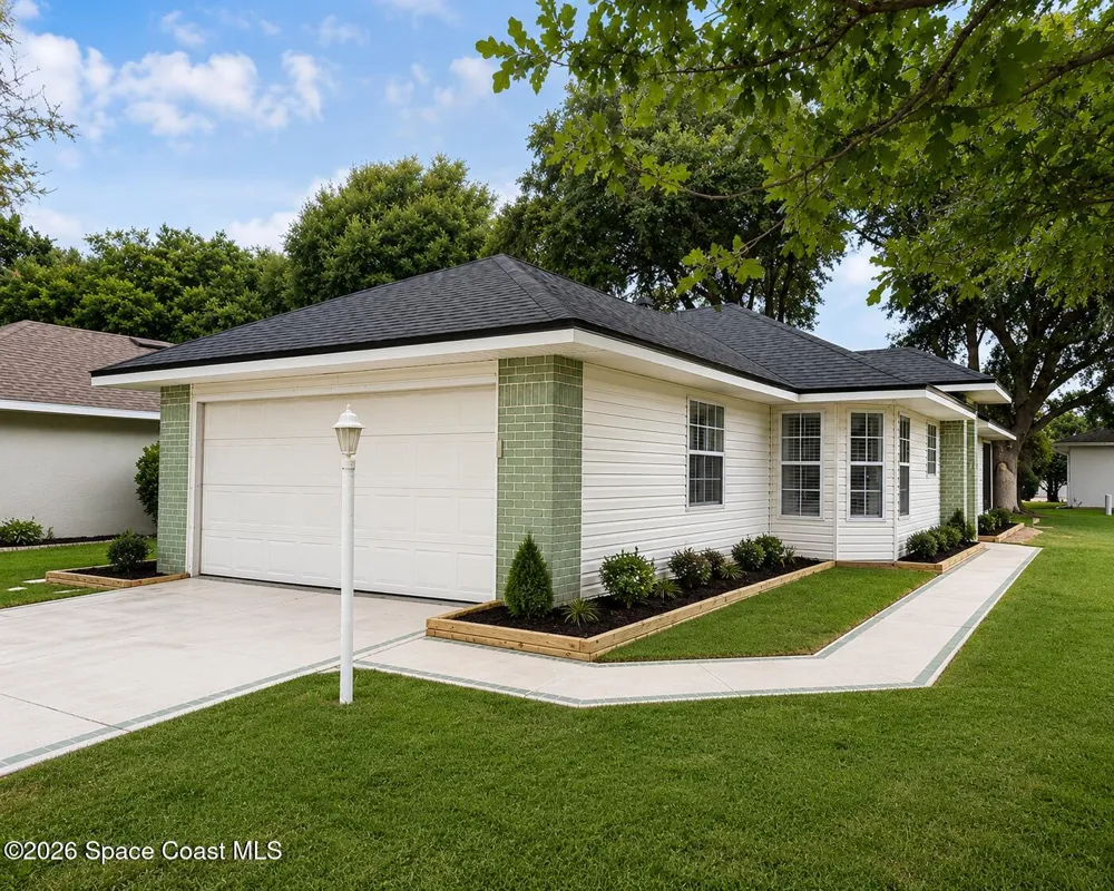 5745 King James Avenue Leesburg, FL 34748
