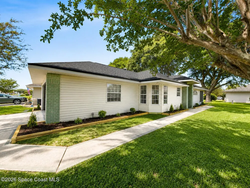 5745 King James Avenue Leesburg, FL 34748