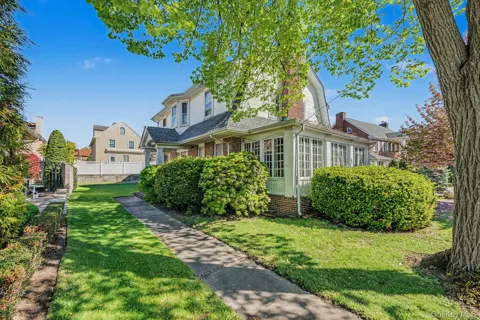 27 Center Drive