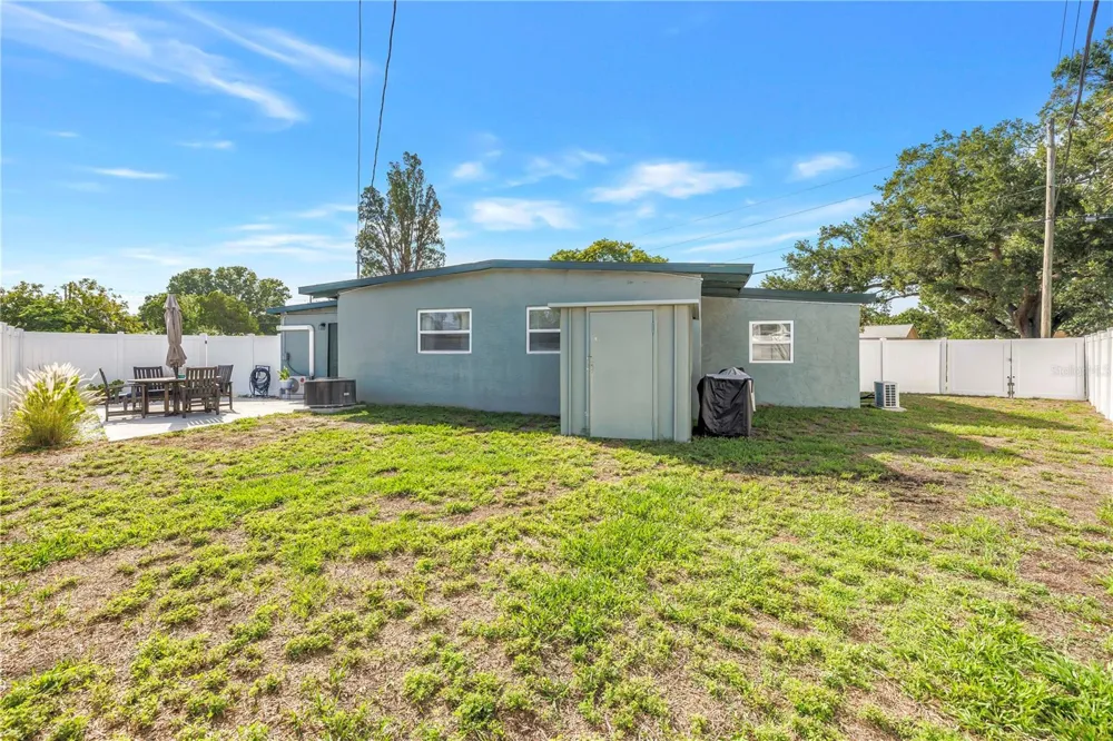 7599 MEADOWLAWN DRIVE St Petersburg, FL 33702