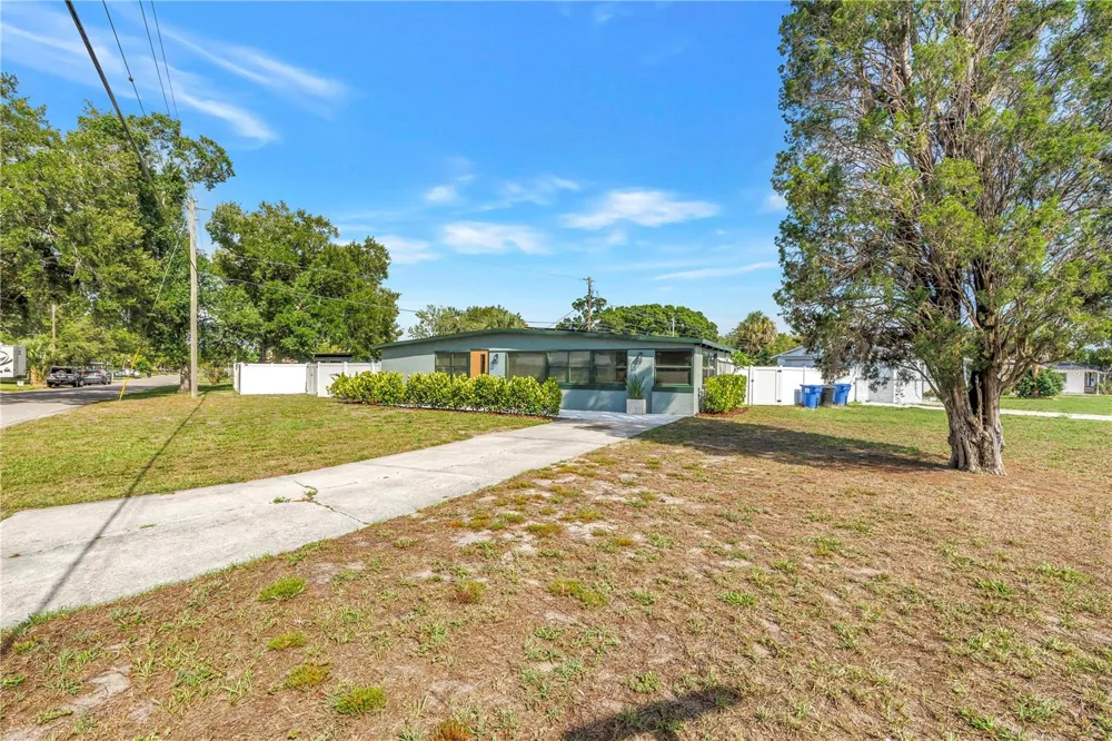 7599 MEADOWLAWN DRIVE St Petersburg, FL 33702