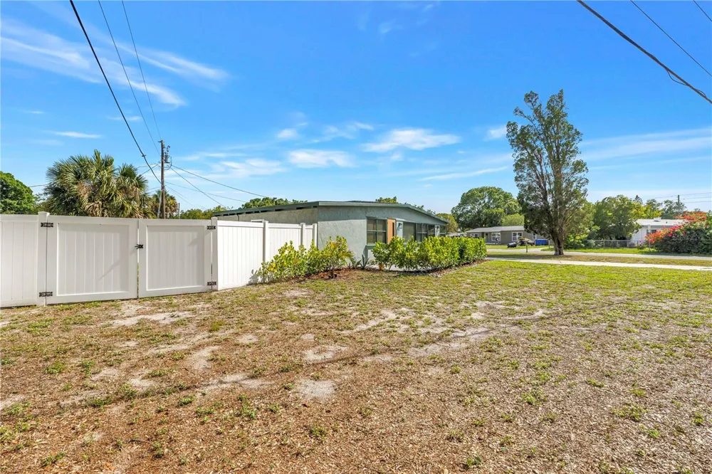 7599 MEADOWLAWN DRIVE St Petersburg, FL 33702