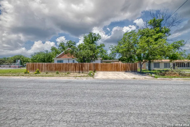 440 S GETTY Uvalde, TX 78801