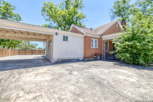 440 S GETTY Uvalde, TX 78801