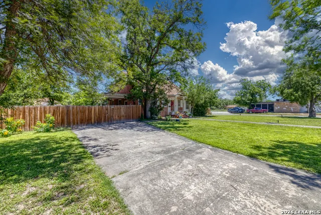 440 S GETTY Uvalde, TX 78801