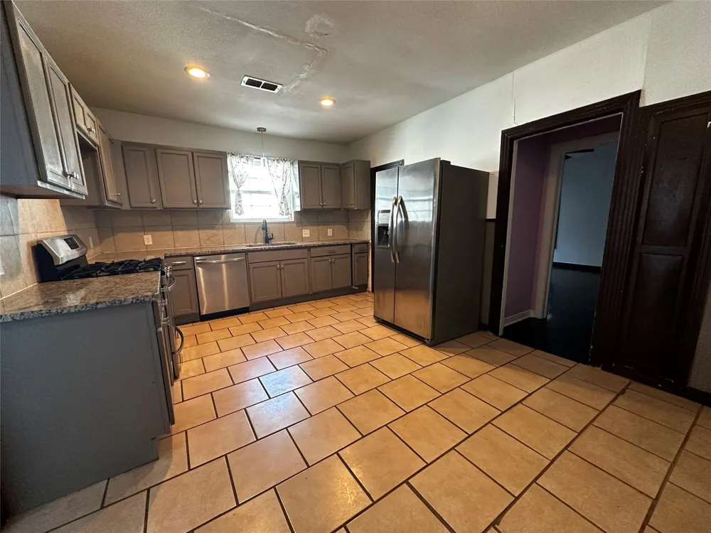 1009 E Humbolt Street Fort Worth, TX 76104